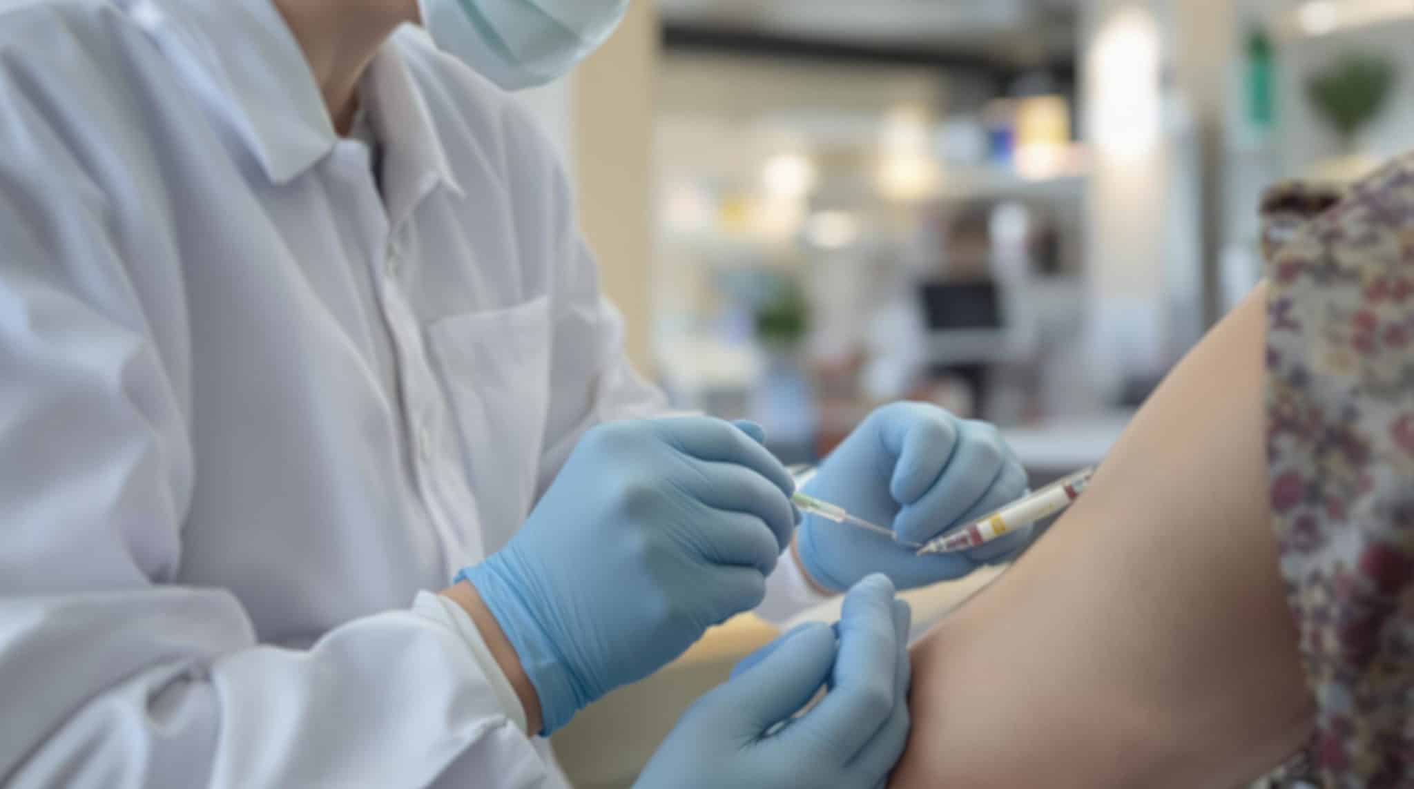 Prise de sang par un professionnel de santé